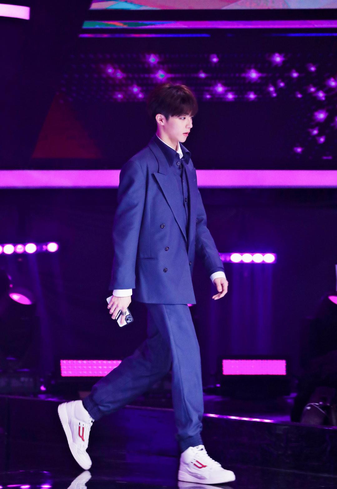 绅士,而且这样的叠穿也很有层次感,全身上下只有藏蓝色和白色两种颜色