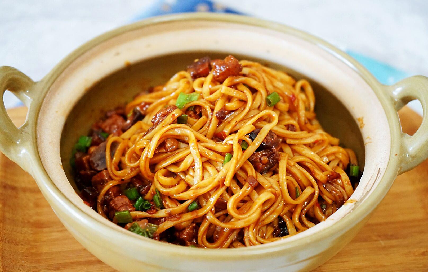 香菇肉酱面重点是香菇肉酱做一碗存起来配米饭拌面都好吃