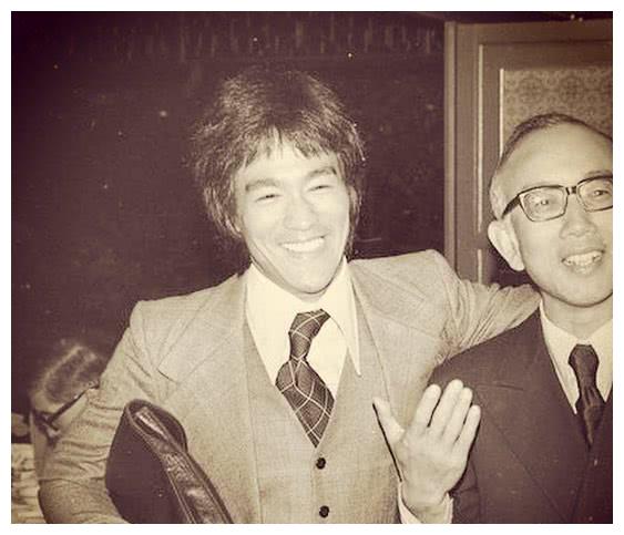 李小龙与邹文怀1972年,罗维的《冷面虎》《唐人镖客》都取得了不错的