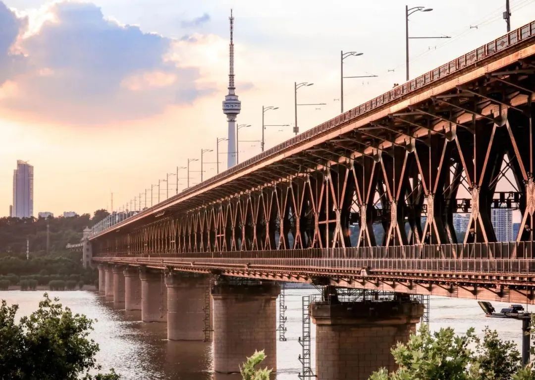 武汉长江大桥，充满了厚重的俄式风格
