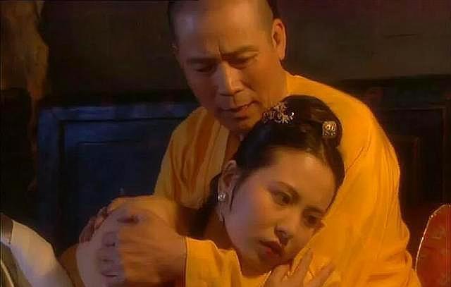 这两件事再加上太子跟郑春华通奸几乎被康熙捉奸,康熙震怒,已有废黜