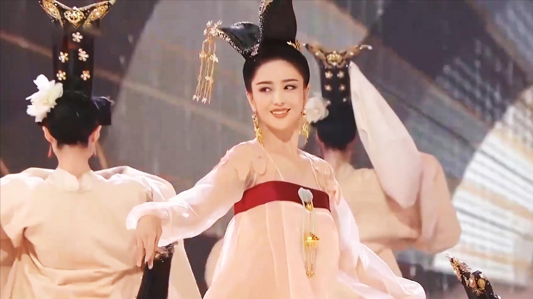 最近《芒种》又被佟丽娅带火了,撩人的舞姿,惊艳全场!