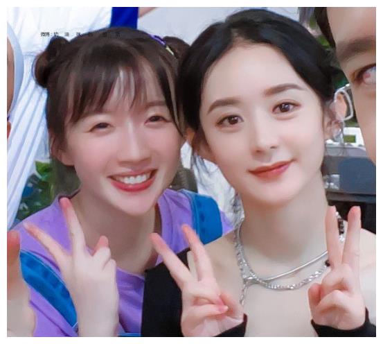 赵丽颖和李浩菲合影为何总眼泪汪汪看到她眼睛里放了啥明白了