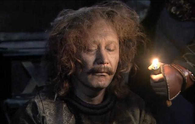 首先他是朝廷内侍省善金局中的四品匠作大监,突勒安插在武周的内奸