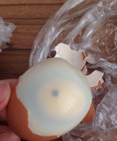 为什么鸡蛋煮熟后蛋白上会有一个小黑点这样的鸡蛋敢吃吗