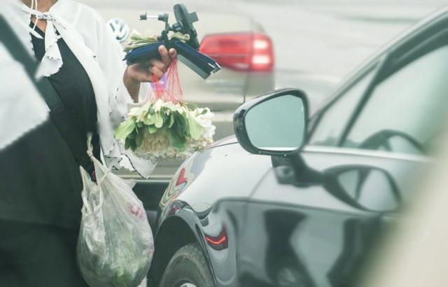 见过这样卖花的吗?成都街头,这是谁的妈快领走!休闲区蓝鸢梦想 - Www.slyday.coM 见过这样卖花的吗?成都街头,这是谁的妈快领走!休闲区蓝鸢梦想 - Www.slyday.coM