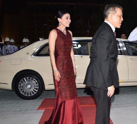 泰王不在王后放飞自我!苏提达穿背心太时髦,铁憨憨王子高她半头休闲区蓝鸢梦想 - Www.slyday.coM 泰王不在王后放飞自我!苏提达穿背心太时髦,铁憨憨王子高她半头休闲区蓝鸢梦想 - Www.slyday.coM