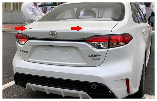 侧面看新款雷凌似乎并没有多大的改变,高挑的线条极为流畅,车尾一些