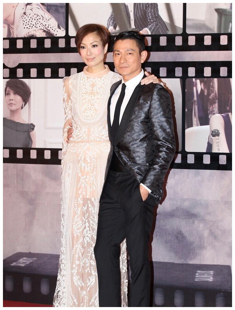 郑秀文与刘德华合影一袭裸色蕾丝连衣裙配短发平板身材更高级