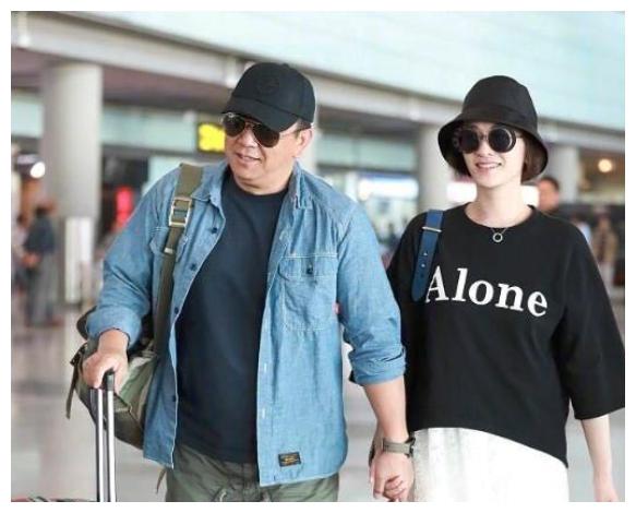 他就是李小冉的老公——徐佳宁,要知道早期的时候,他们两个人只是感情