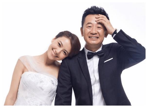 黄海波罕见现身为恩师过80大寿,站位略显尴尬,娱乐圈真是现实