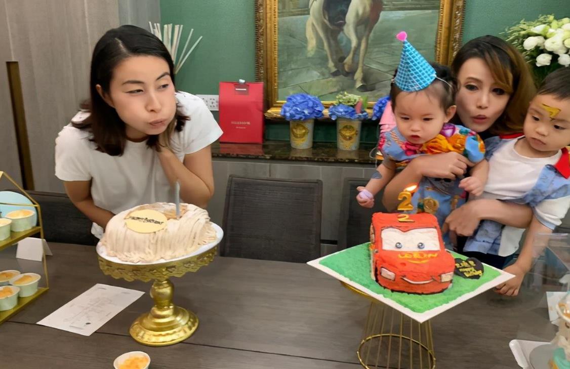 1/ 6郭晶晶带着大女儿霍中妍一起参加闺蜜龙凤胎的生日派对,也许是