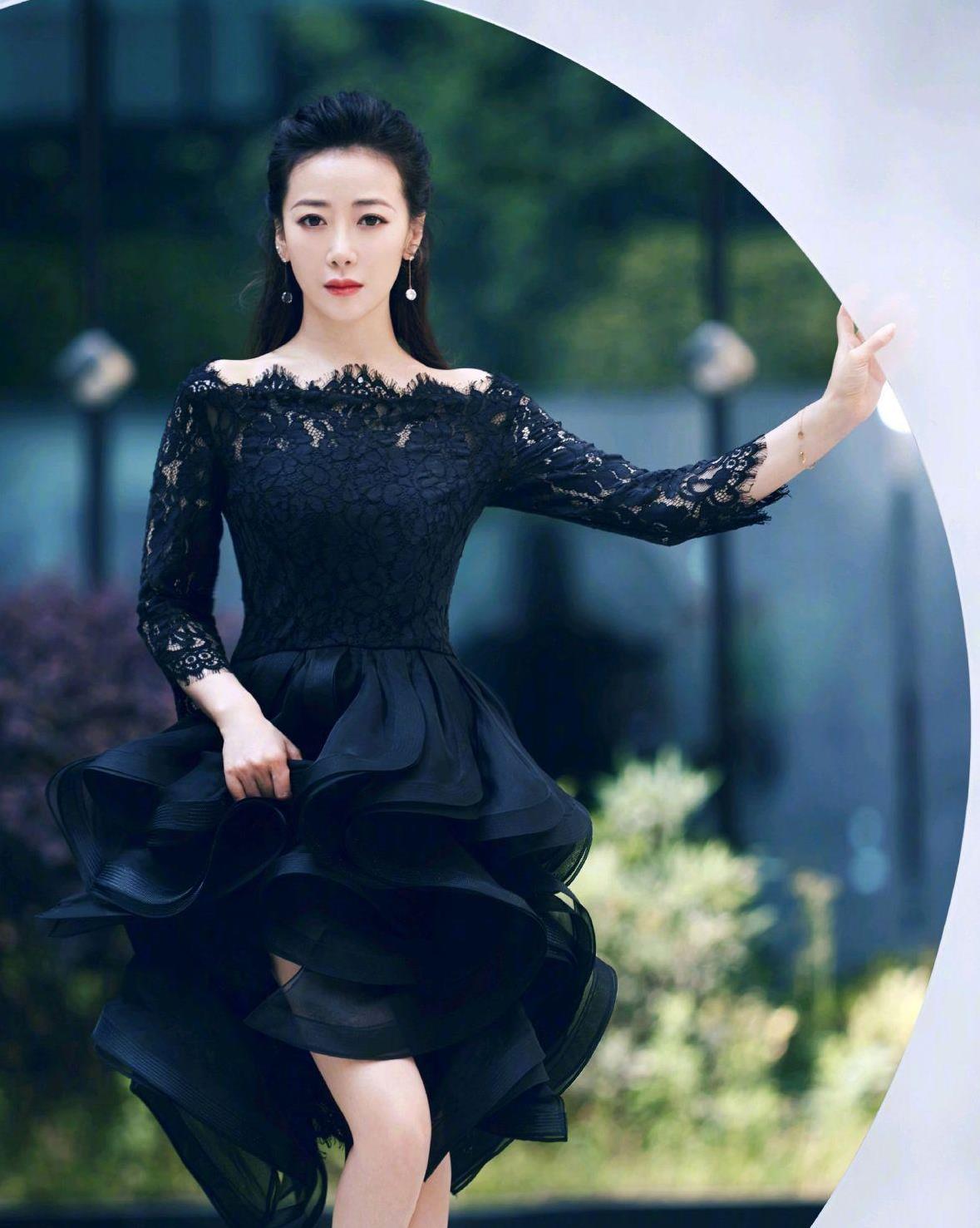 45岁的陈紫函不显老,穿黑色连衣裙配高跟鞋,周身散发着无限魅