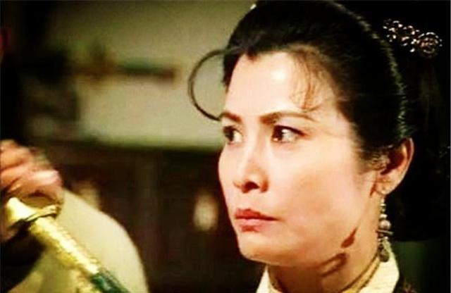 他在《射雕》和《神雕》中均扮演丐帮帮主洪七公!