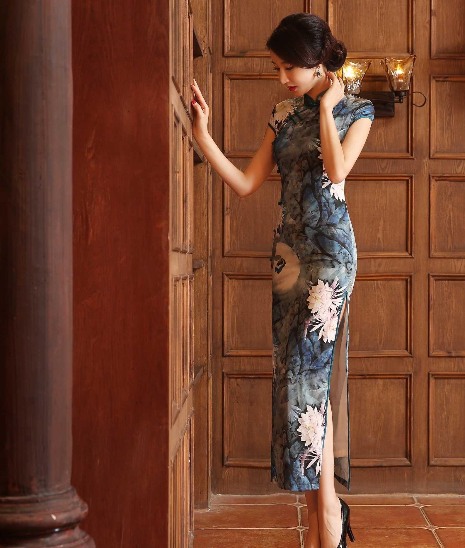 气质高贵典雅的印花旗袍美女,搭配一双黑色高跟鞋更显高挑身材
