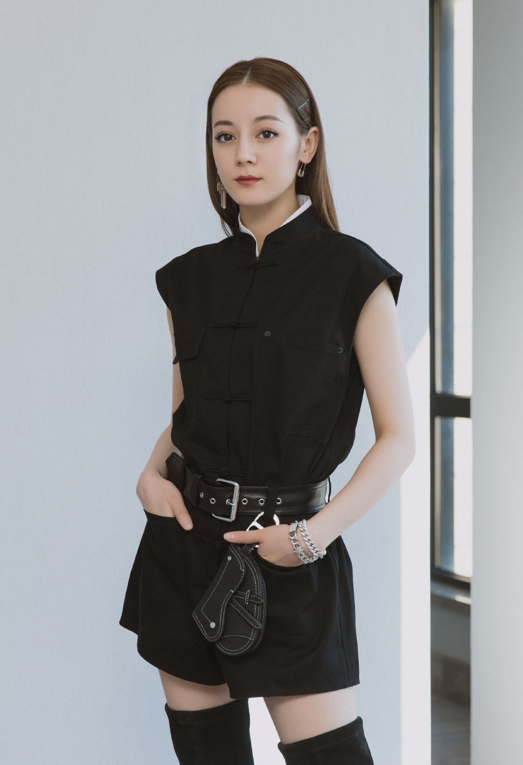 迪丽热巴撞衫宋茜,同穿黑色短劲装,配双靴子更时髦?