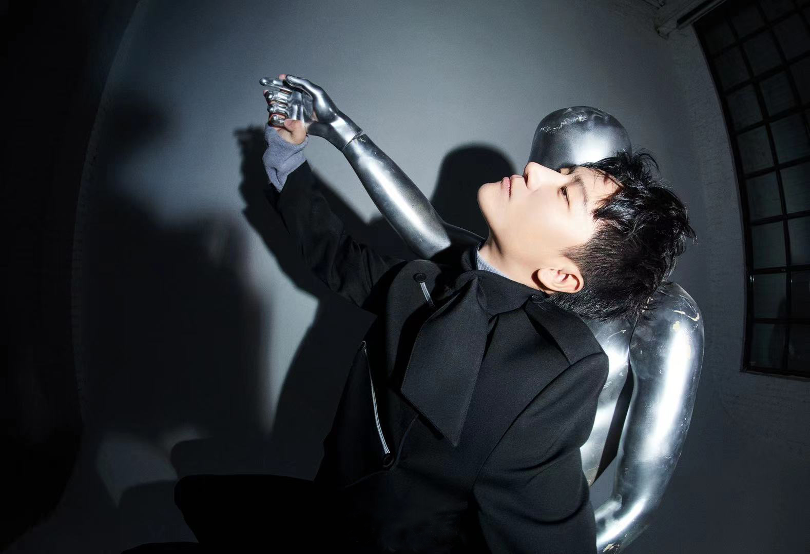 黄轩登上gq智族2021年度人物追寻健康松弛柔软本心