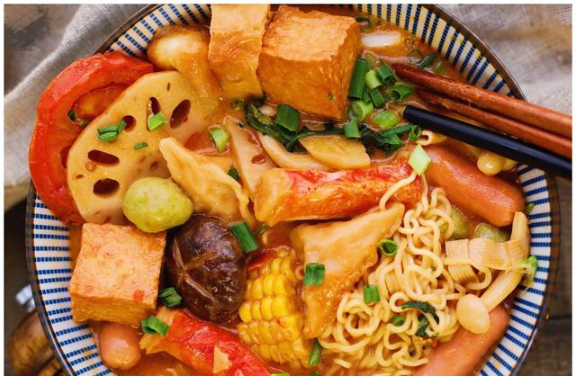 麻辣烫里这种隐形贵菜一般人较少拿老板却在一边偷着乐