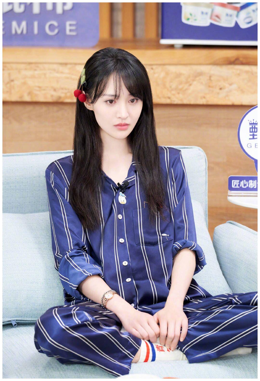 郑爽虽然还有几部存货没播,但是创造新作品才是她未来的方向,参加了