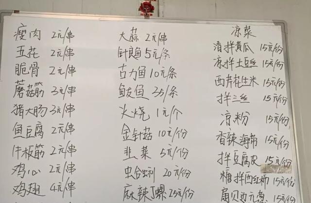看看桌子上的酒和菜，就知道地道的青岛人开始享受夏天的美味啦