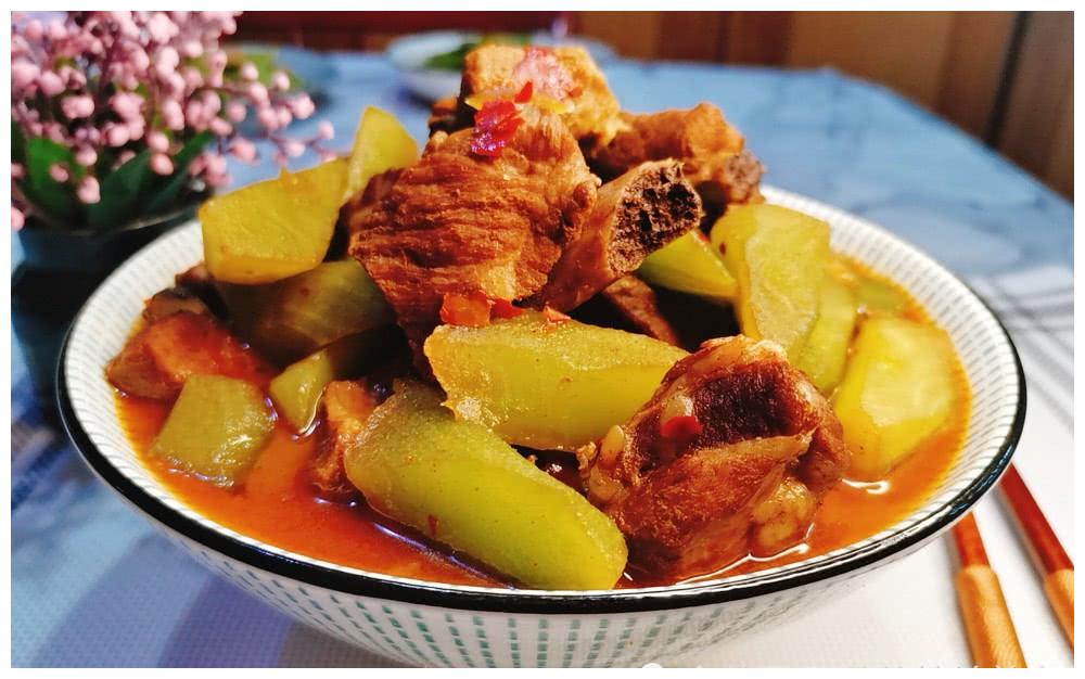 青笋烧排骨,必须切大块,炖时不易烂,吃时超过瘾