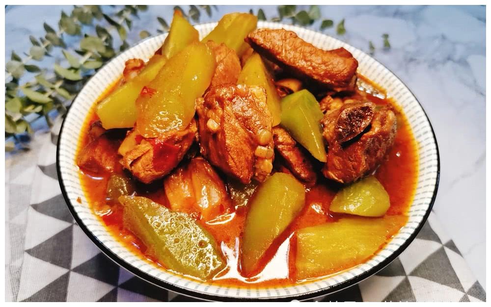 青笋烧排骨,必须切大块,炖时不易烂,吃时超过瘾