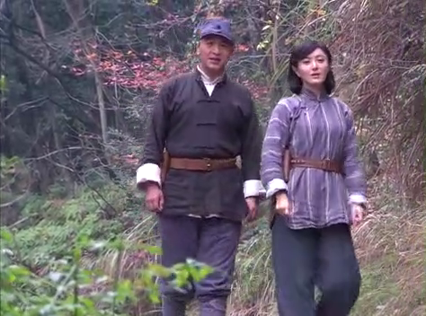 战地狮吼:王成和曲梅在山间聊天,看到阎五假扮村民进山