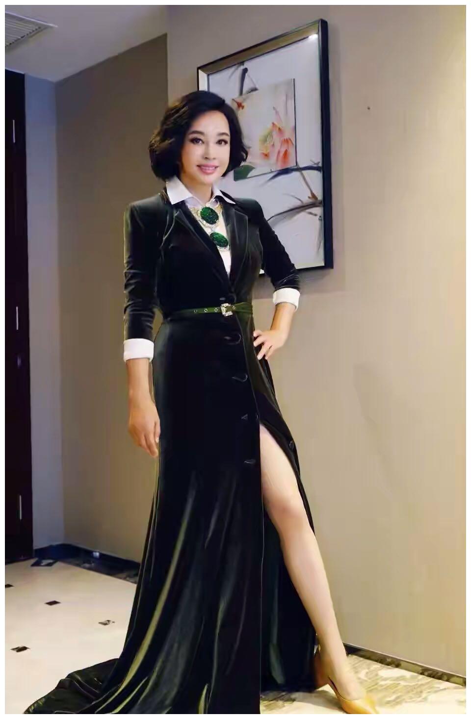 64岁刘晓庆彻底放开了,这么高的开衩裙也敢穿上身,身材好惊艳