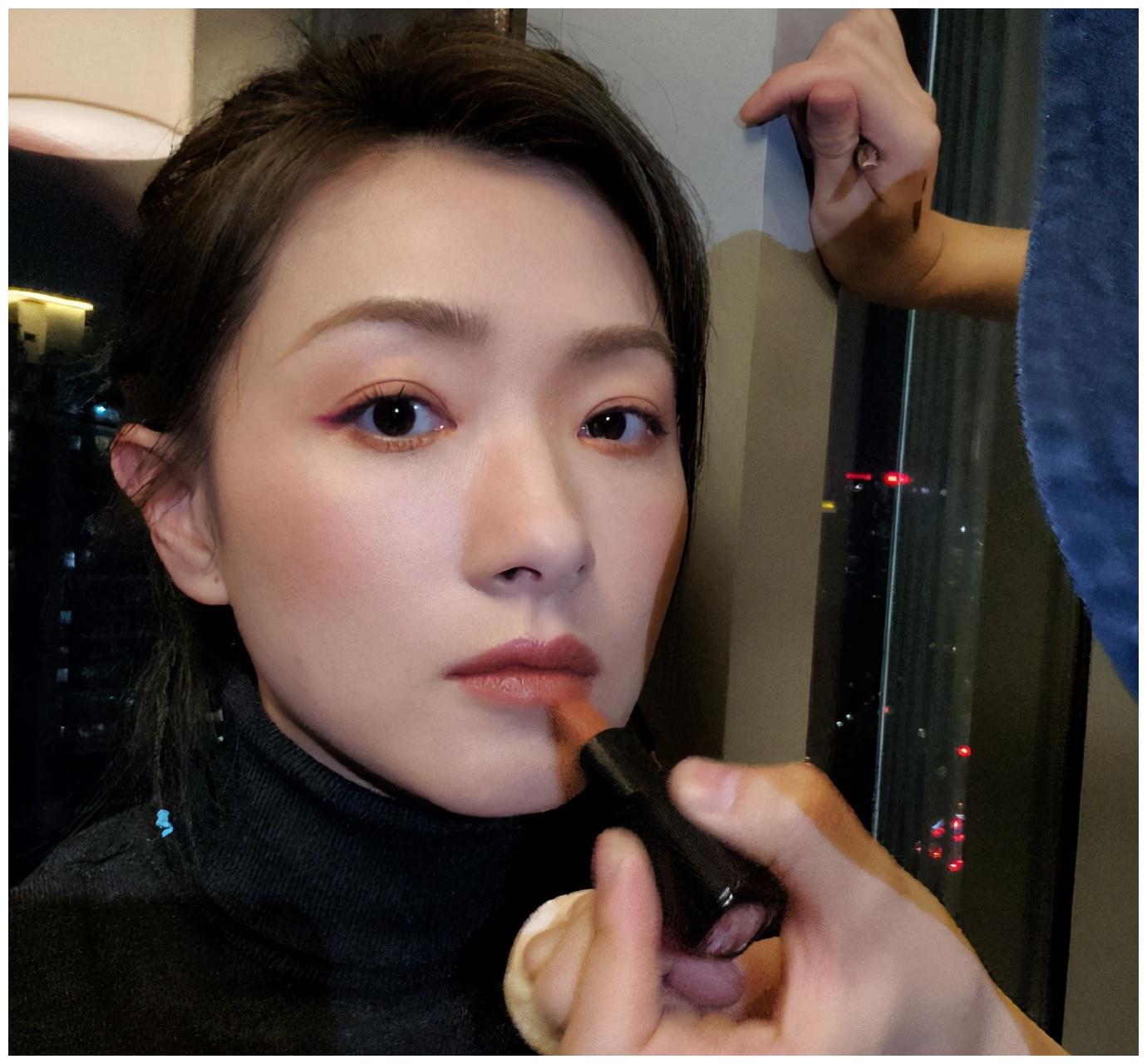 万茜晒360度自拍近照,来看看38岁的明星皮肤和颜值怎么样?