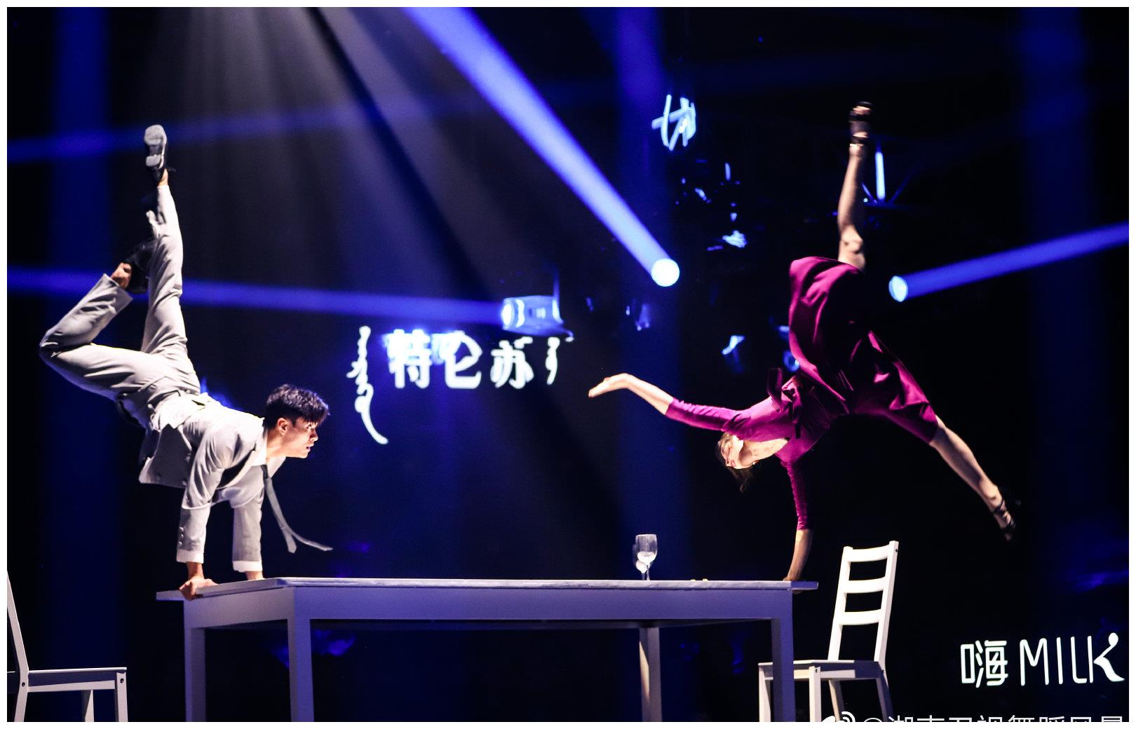 而对打的o-dog队,陈振威和朱瑾慧的《史密斯夫妇》,编舞太牛了,看得直