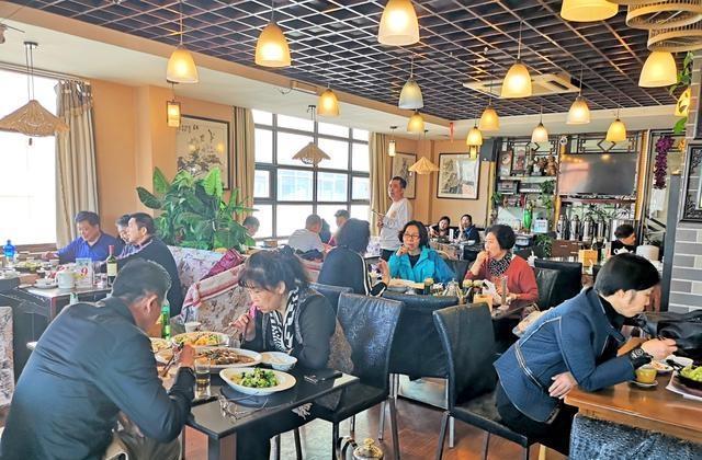 青岛这家特色家常菜馆，不预定连拼桌都没位置