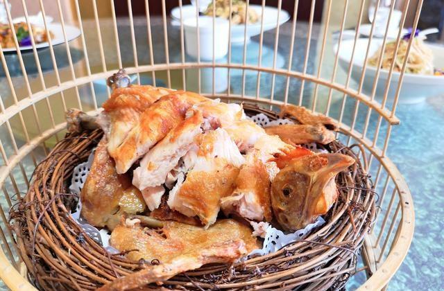 青岛这家特色家常菜馆，不预定连拼桌都没位置