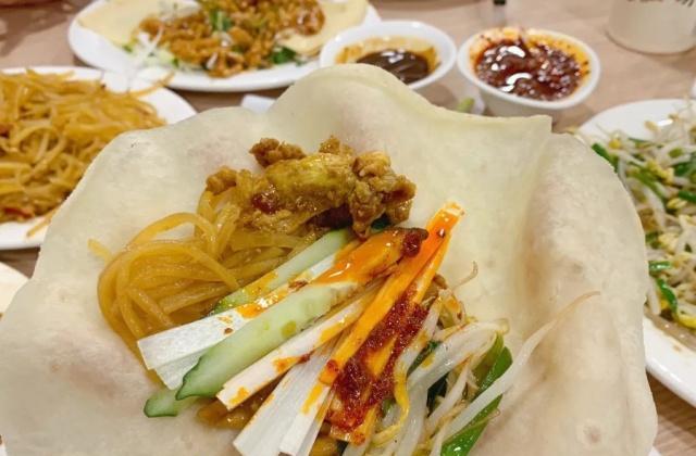 青岛最好吃的春饼,大饼卷一切,每次都吃撑,酱炒鸡蛋最喜欢