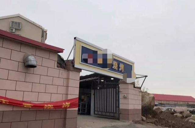 看看桌子上的酒和菜，就知道地道的青岛人开始享受夏天的美味啦