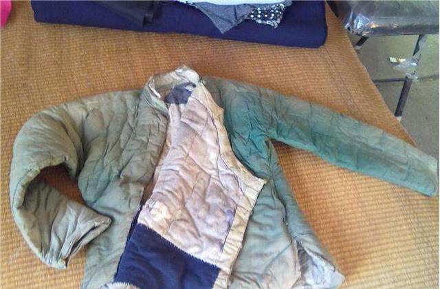 乞丐乞讨,清洁工送他件破袄,次日棉袄被送回,大妈一摸口袋傻了