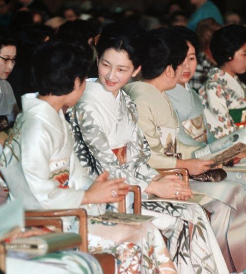 日本平民皇后美智子到底有多美？身着传统和服，尽显端庄优雅休闲区蓝鸢梦想 - Www.slyday.coM