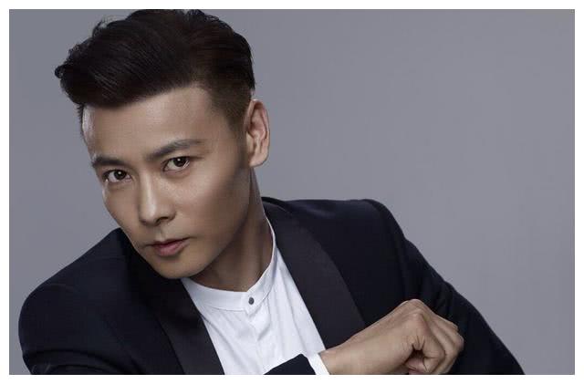 他做过女演员替身被周润发叫师父还被嘲吃软饭如今终成影帝