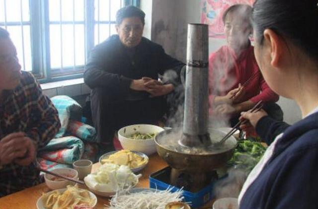 第一次上东北,围着“炕头”吃火锅,一道菜就将我征服了,厉害!休闲区蓝鸢梦想 - Www.slyday.coM 第一次上东北,围着“炕头”吃火锅,一道菜就将我征服了,厉害!休闲区蓝鸢梦想 - Www.slyday.coM