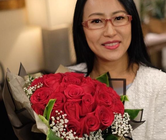 后来,杨证桦搬家到与沈可欣同个小区内住,杨证桦借此良机经常约沈可欣