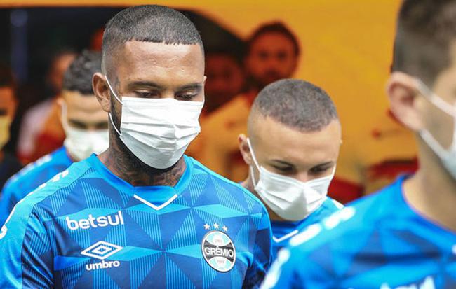 格雷米奥队戴口罩出场逼宫巴西足协 随后巴西国内赛事暂停