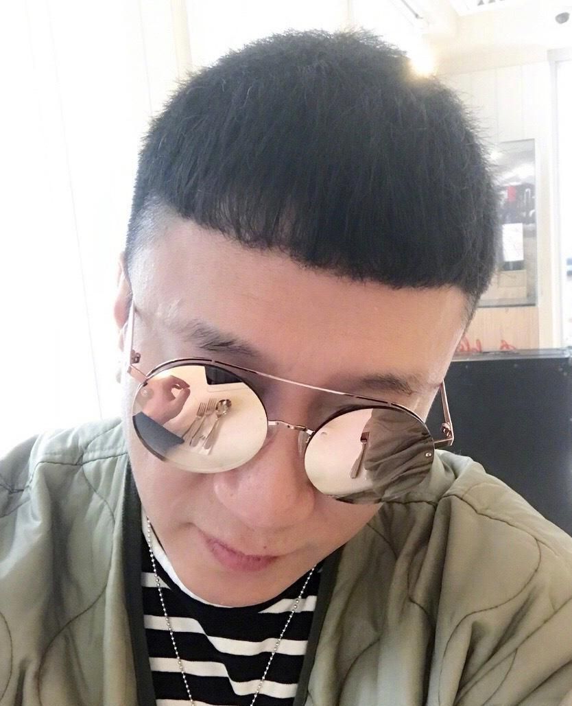 孙红雷真有"大哥"范,墨镜不离身耍酷又防晒,男人味十足