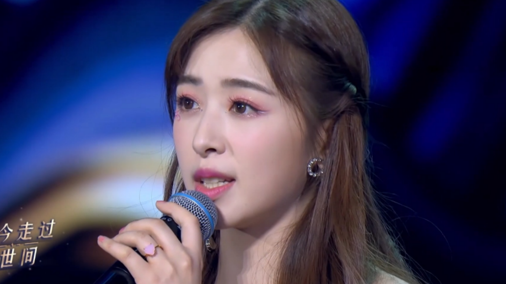 张含韵唱歌到底有多好听现场一首起风了听的骨头都酥了