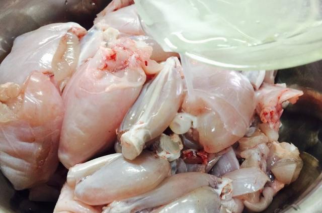 爆炒牛蛙的家常做法,做法简单麻辣鲜香,蛙肉鲜嫩爽滑超级下饭