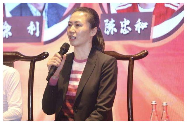 昔日排球女神周苏红:照顾瘫痪前夫5年,改嫁大8岁富商,身居高位