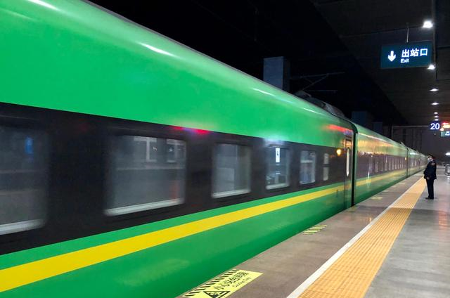 比如我这次乘坐的列车,就是从杭州站发往北京站,车次为d718,每天一趟