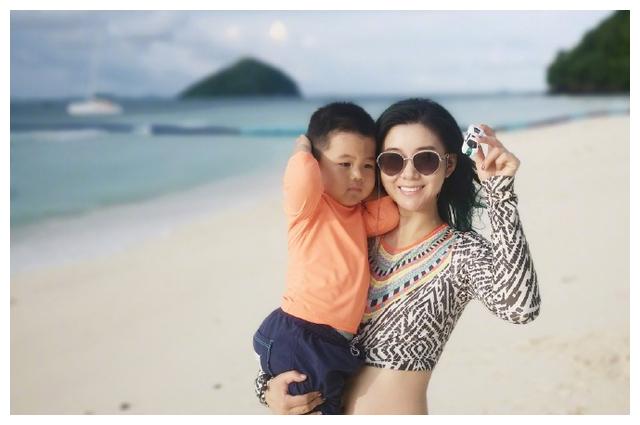 李小萌单手抱小肉球太有范!最低调的明星,最高调的幸福