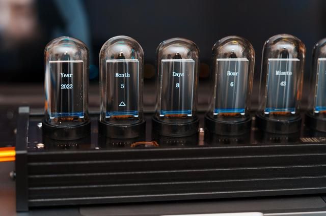 命运石之门种草的拟辉光管时钟入手了桌面秒变cyberpunk