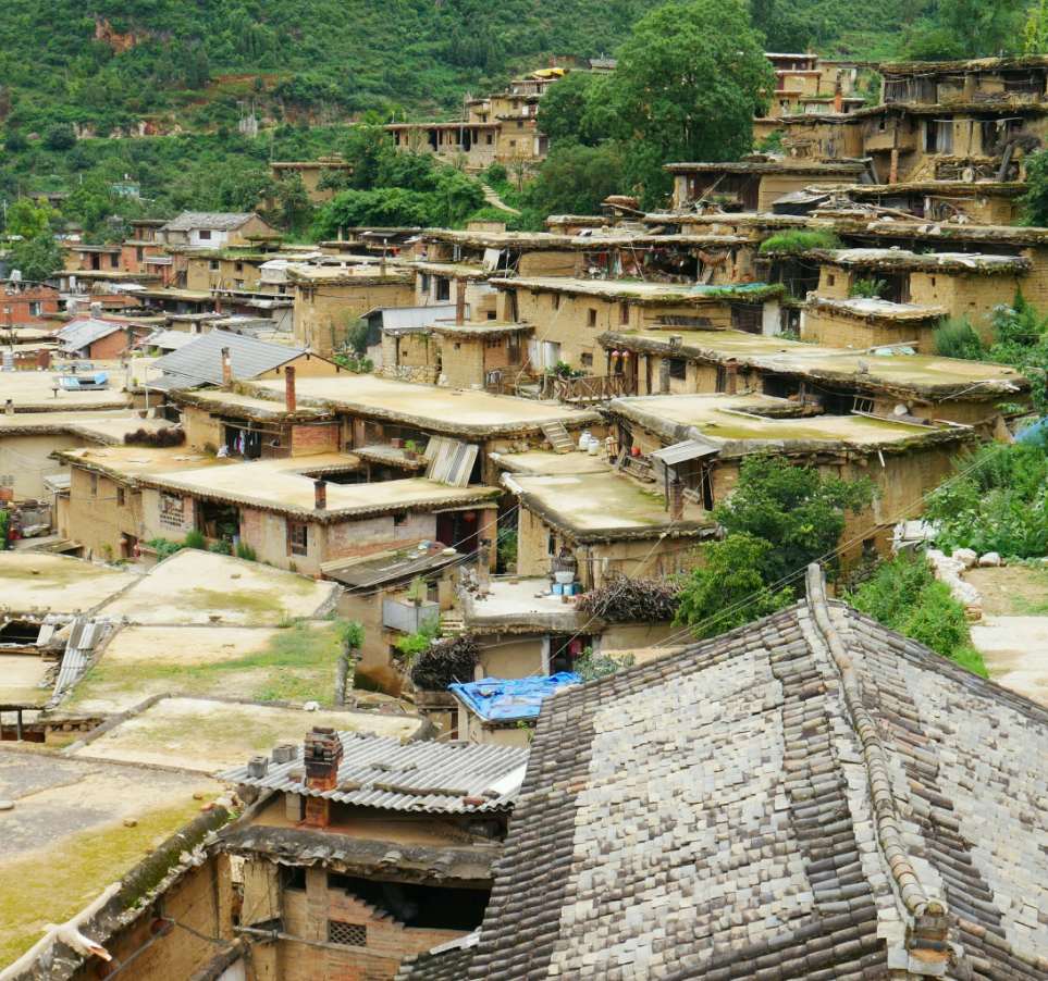 国内最"友善"的村庄,房子相连相通,自己家房顶是别人家院子!