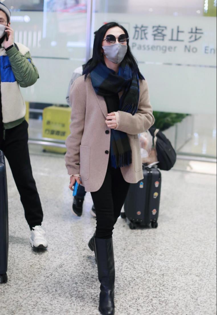 姚晨时尚感好强穿皮裙搭皮靴惊艳又霸气气质身材都超好