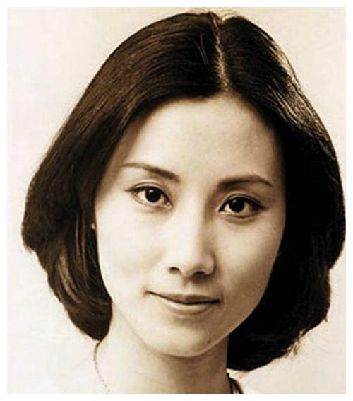 看到"容嬷嬷"26岁照片,美到无法想象,美貌比肩宋慧乔